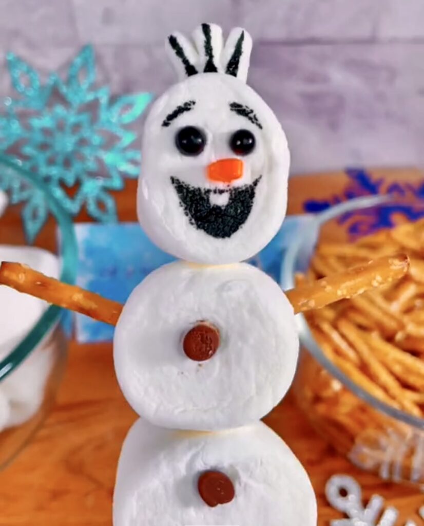 La imagen muestra una brocheta de Olaf hecha con bombones