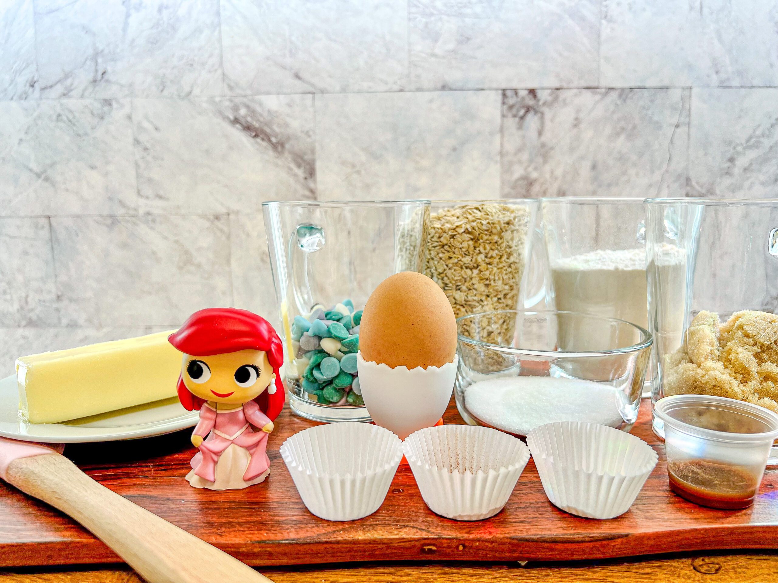 Imagen de los ingredientes para preparar las galletas de avena con chispas de colores.