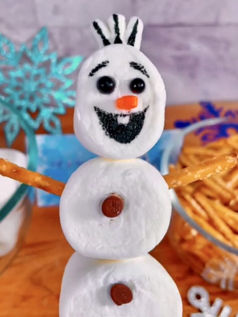 La imagen muestra una brocheta de Olaf hecha con bombones