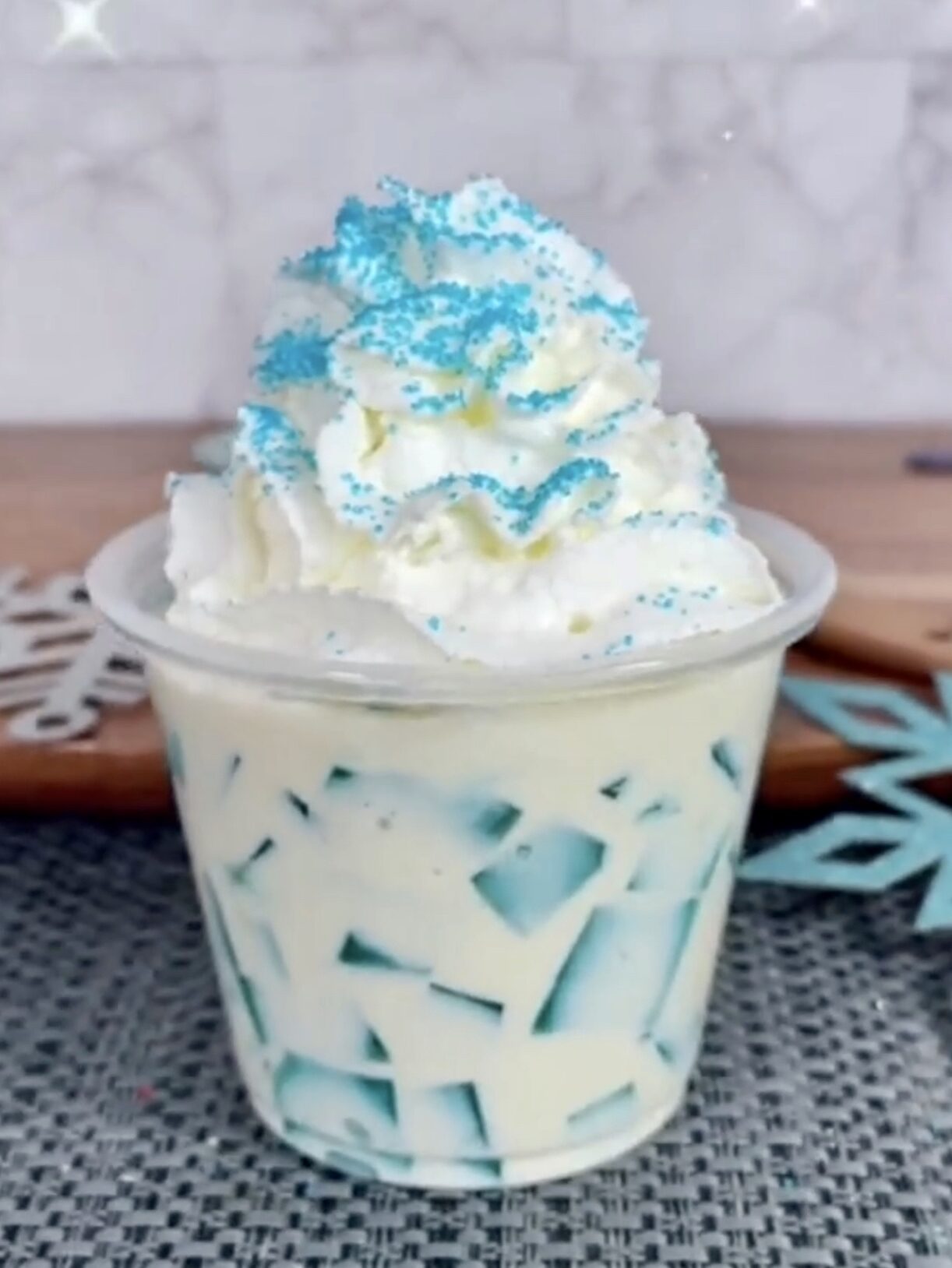 Postre de cubitos de gelatina con leche