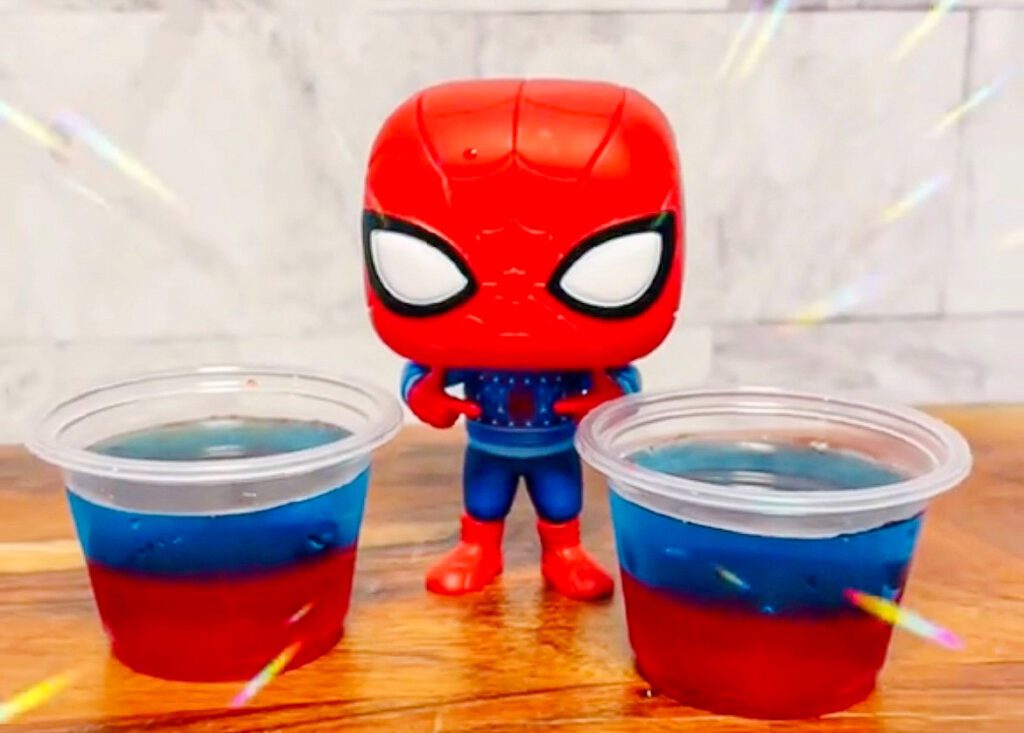 La imagen muestra dos vasos de gelatina pequeńo 