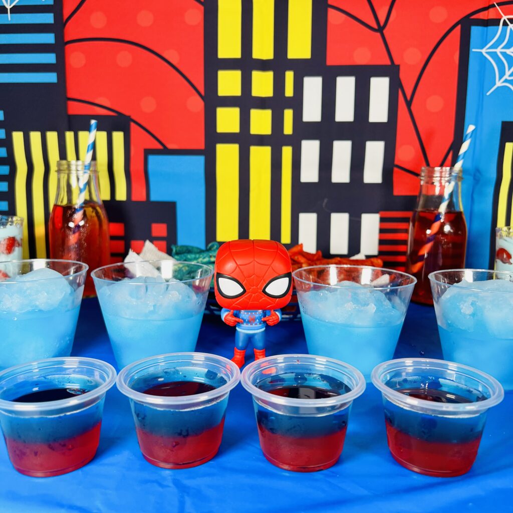 Imagen de una mesa con gelatinas y bebidas inspiradas en Spider-Man