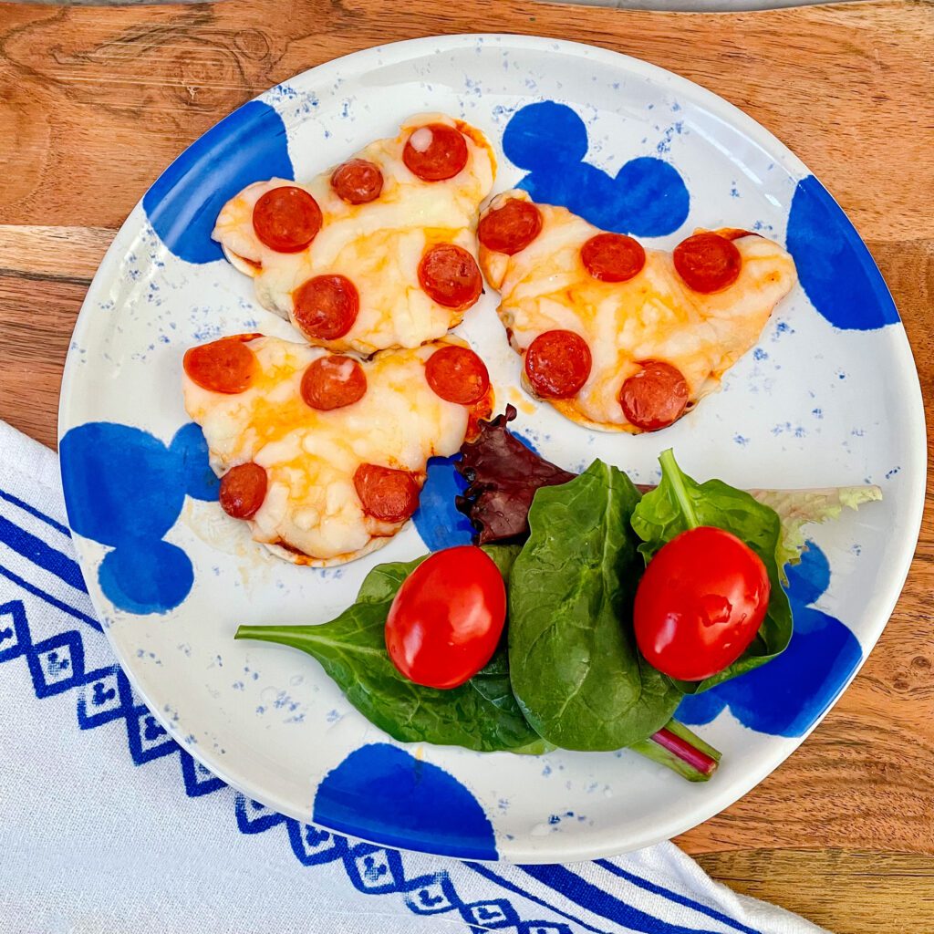 Mini pizzas de Pepperoni con forma de Mickey Mouse