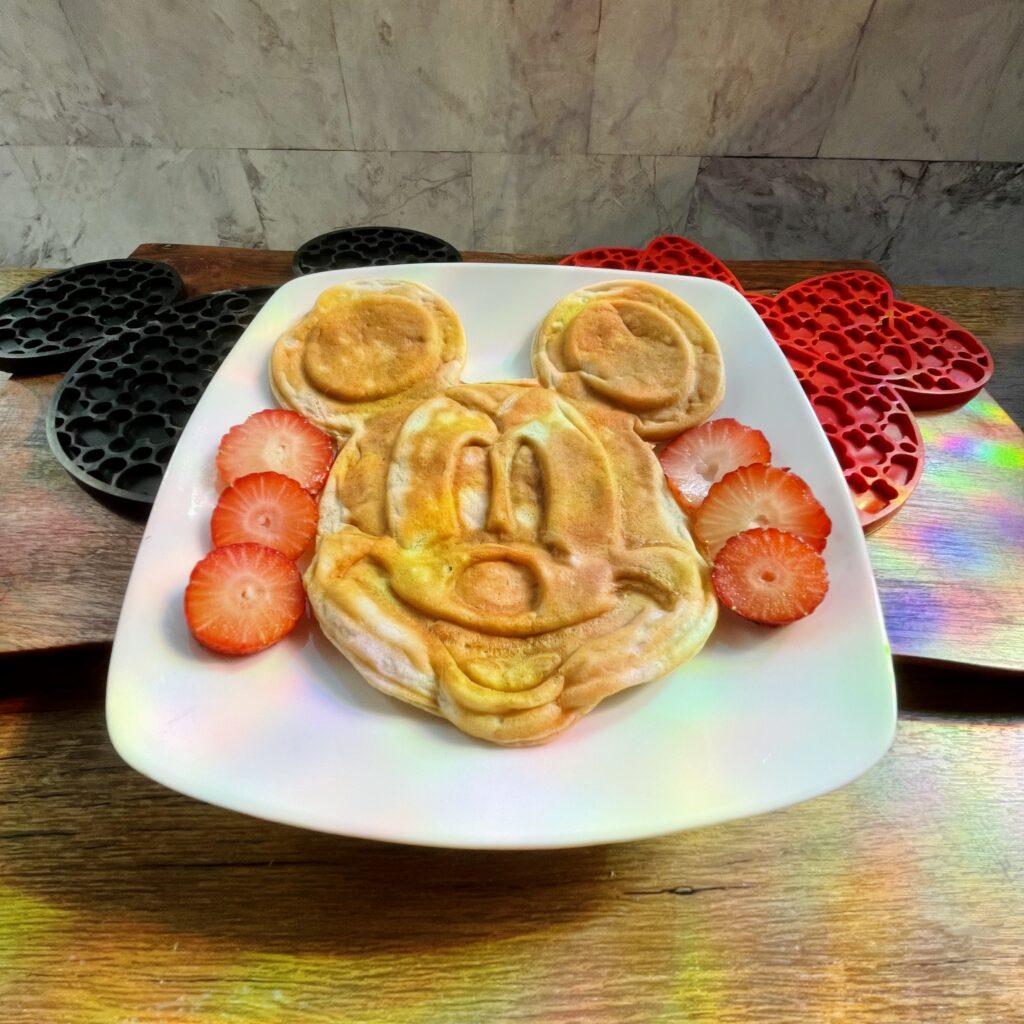 Waffles de avena con firma de Mickey Mouse