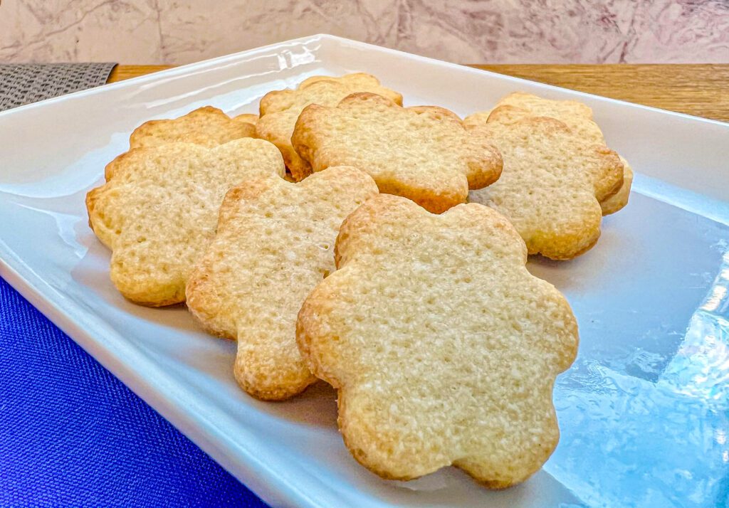 Galletas de mantequilla con forma de flor sobre un plato de cerámica.