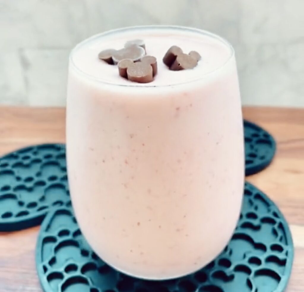 Smoothie de fresa-plátano inspirado en Mickey Mouse