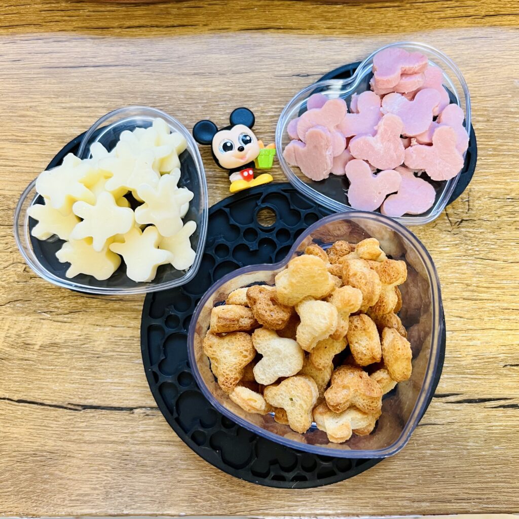 Crotones y jamón con forma de Mickey Mouse y queso con forma de sus guantes.
