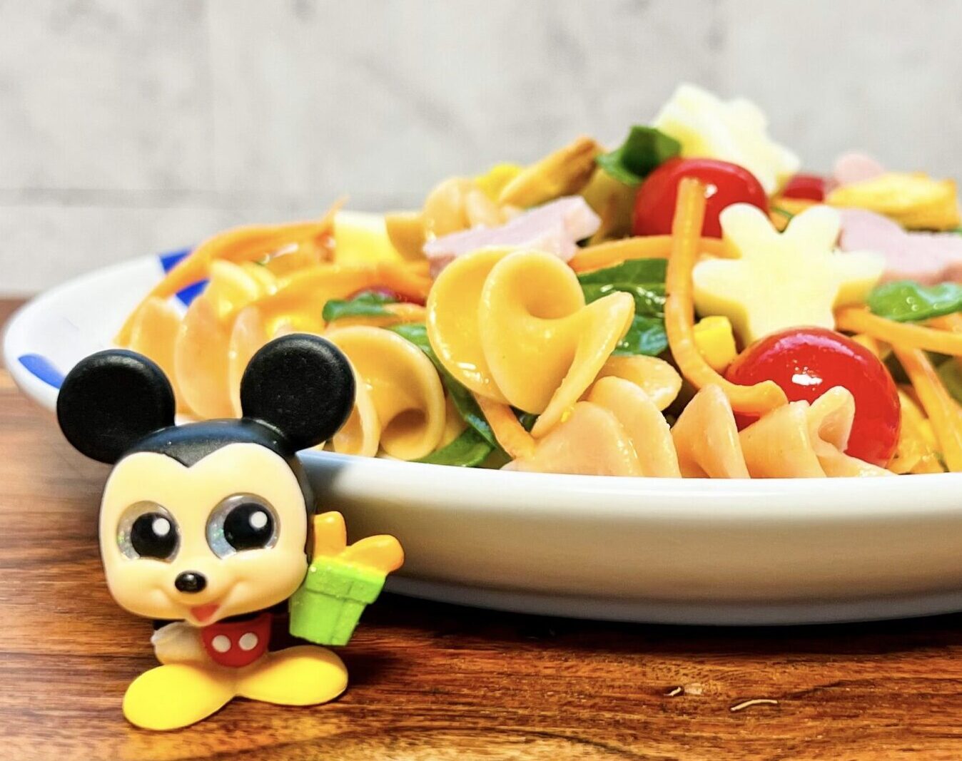 Ensalada de pasta colorida