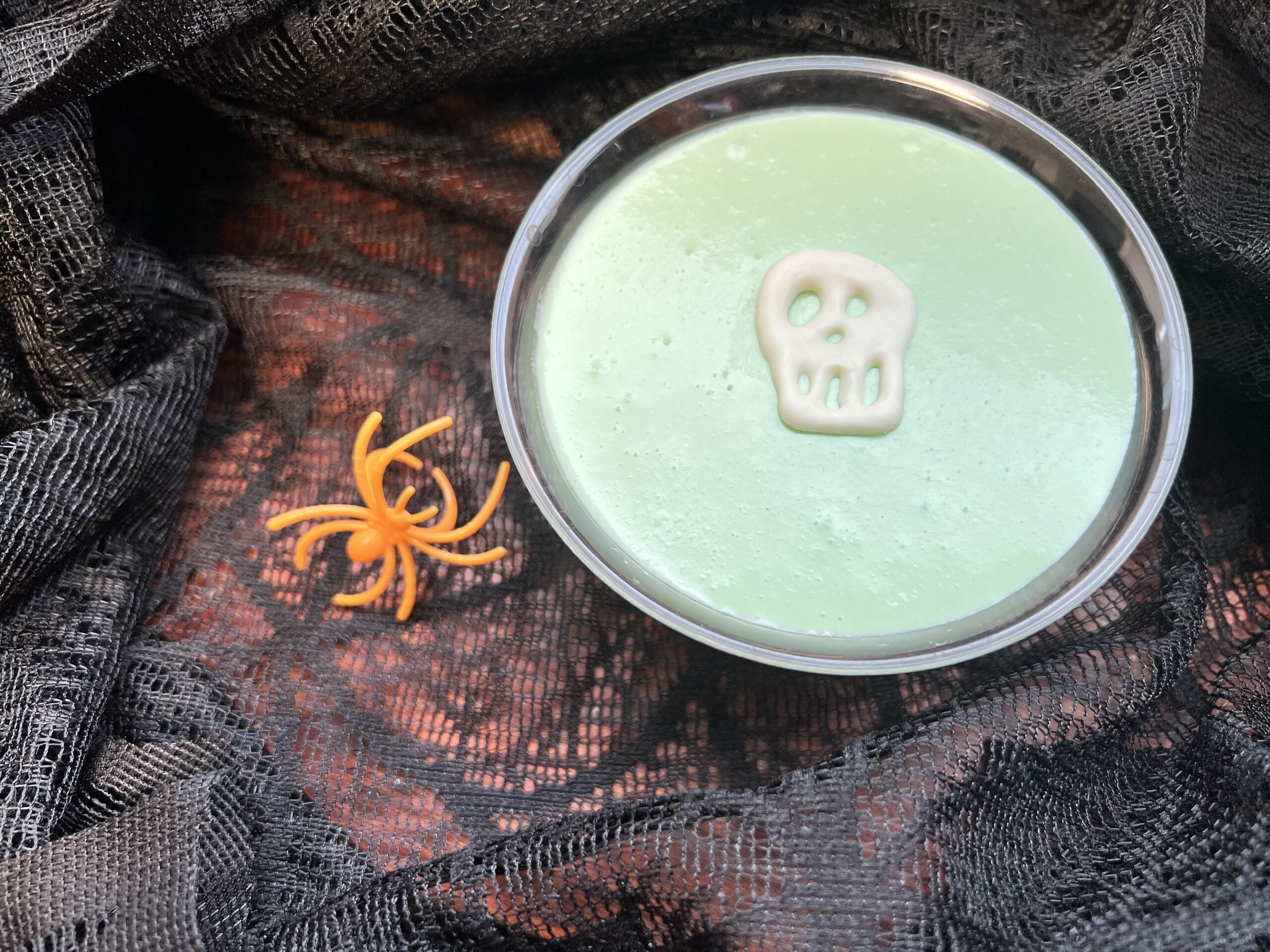 La imagen muestra un recipiente con “Sopa de Sally” hecha con mousse de limón. 