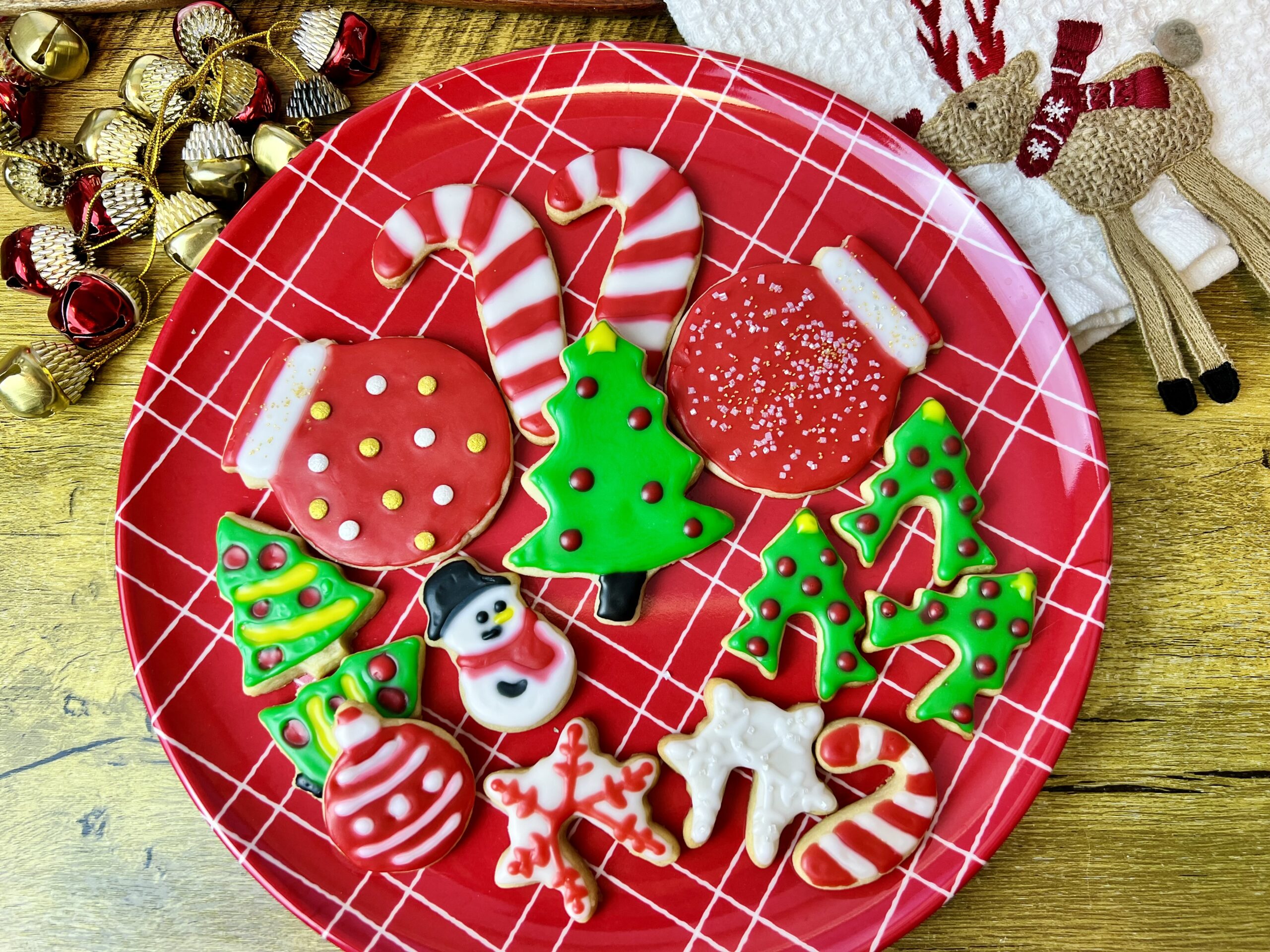 La imagen muestra un plato con galletas con formas navideñas, parte de las recetas navideñas.
