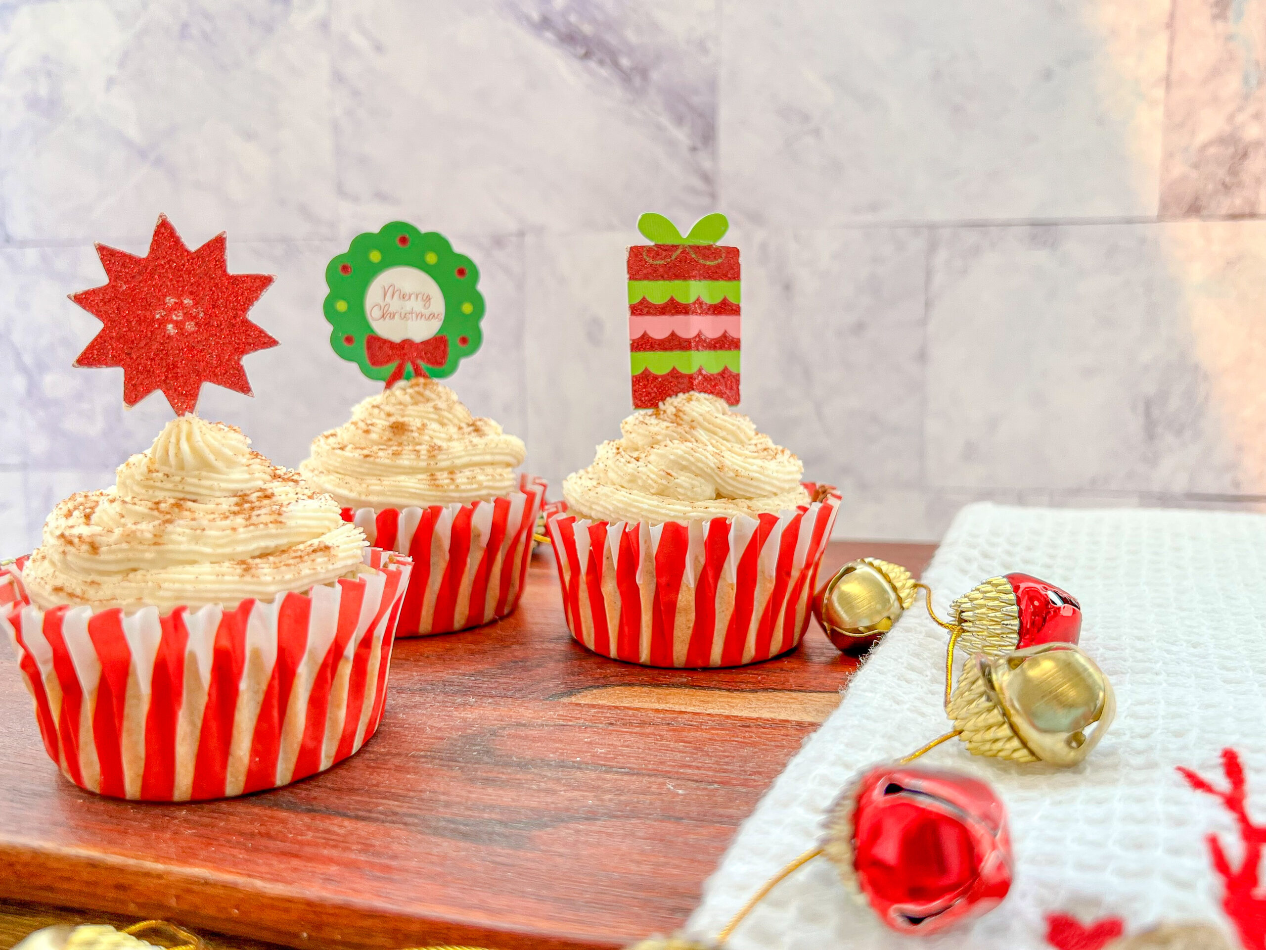 La imagen muestra Cupcakes navideños bajos en carbohidratos, parte de las recetas navideñas de Cocina con Encanto.