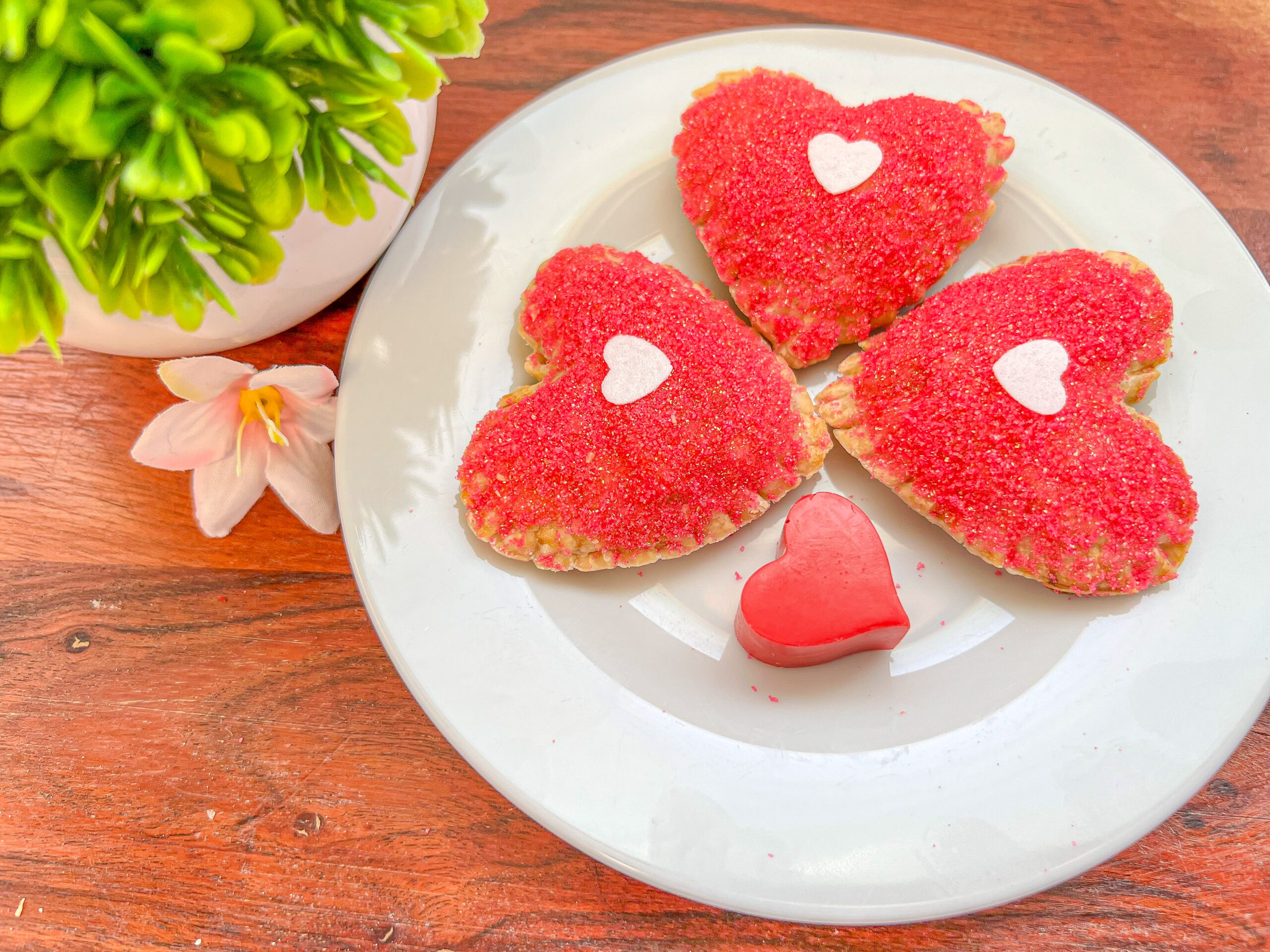 Empanadas de queso crema y fresas con forma de corazón para celebrar el día de San Valentín.