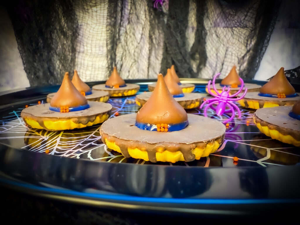 Sombreros de bruja hechos con Galletas y chocolates kisses.