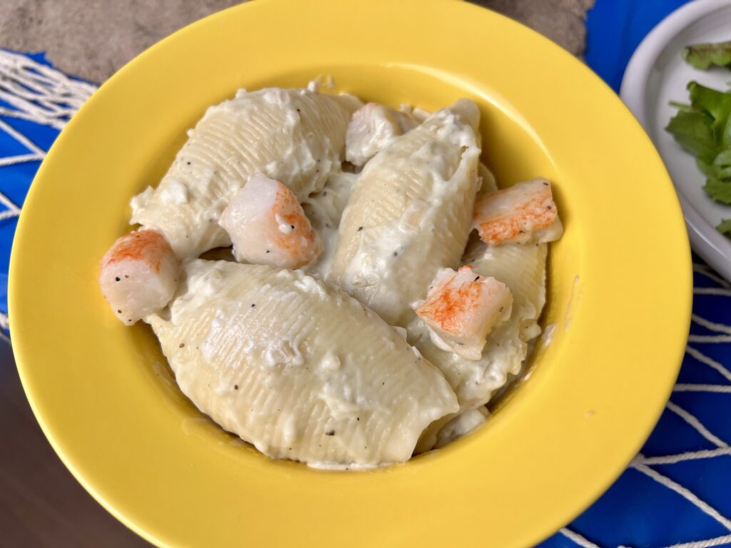 La imagen muestra un plato con forma de sombrero de paja con pasta Gorgonzola 